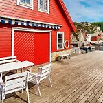 4 Star Holiday Home In Urangsvag